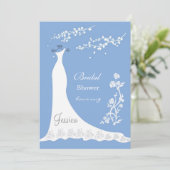 Witte trouwjurk, bloesem op blauw Vrijgezellenfees Kaart (Staand voorkant)