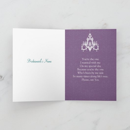 Witte trouwjurk kroonluchter op paarse bruidsmeisj (Binnen)