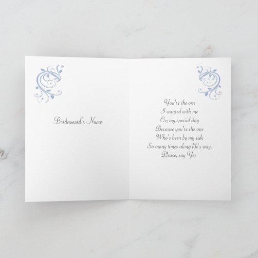 Witte trouwjurk, krullen op blauwe bruidsmeisje (Binnen)