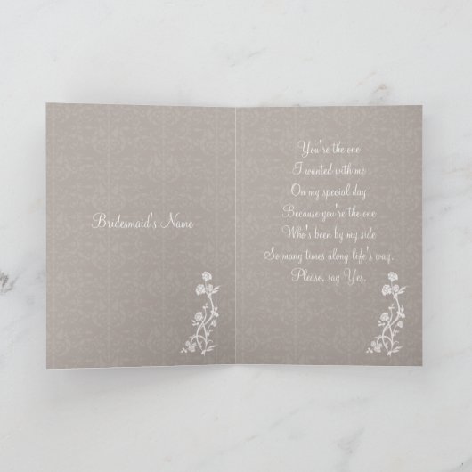 Witte trouwjurk op bruidsmeisje verzoek in bruin (Binnen)