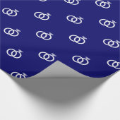 Witte Trouwringen op Dark Navy Blue Cadeaupapier (Hoek)