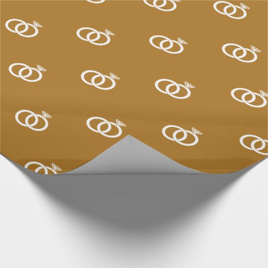  witte trouwringen op mat goud cadeaupapier (Hoek)