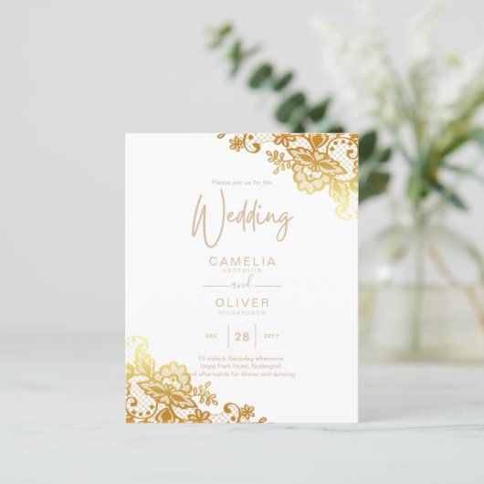 Witte trouwuitnodiging met gouden kantwerk Klassie (Staand voorkant)