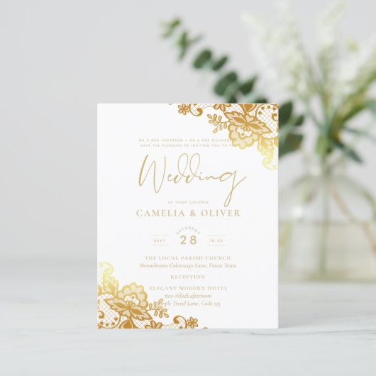 Witte trouwuitnodiging met gouden lint Elegant Kla (Staand voorkant)