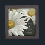 Witte Tuin Daisies bruiloft geschenkdoos Premium Juwelen Doos<br><div class="desc">Pas de White Garden Daisies Wedding Gift Box aan met de persoonlijke namen van de bruid en bruidegom en de specifieke huwelijksceremonie datum. Deze elegante kleine doos is ook perfect voor de ringdrager om de trouwringen in het gangpad te dragen tijdens de huwelijksceremonie. Deze prachtige botanische huwelijkscadeaubox is voorzien van...</div>