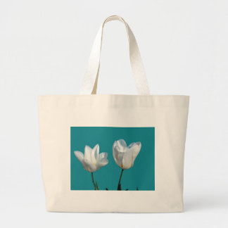 witte tulp bloemen op aqua blauwe achtergrond grote tote bag