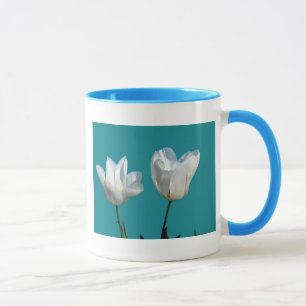 witte tulp bloemen op aqua blauwe achtergrond mok