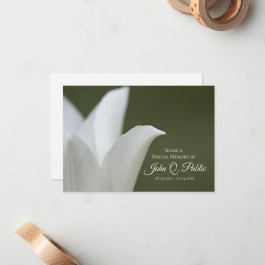 Witte Tulp op Groen Deel een Geheugenbegrafenis Notitiekaartje (Voorkant / Achterkant in situ)