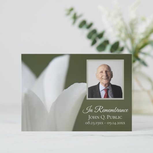 Witte tulp op groene begrafenis gedenkteken sympat bedankkaart (Staand voorkant)