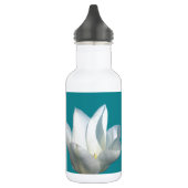 witte tulpbloemen op aqua blauwe achtergrond waterfles  (Links)