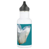 witte tulpbloemen op aqua blauwe achtergrond waterfles  (Rechts)