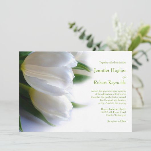 Witte Tulpen bruiloft uitnodiging (Staand voorkant)