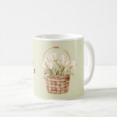 Witte tulpen in een mand koffiemok (Voorkant rechts)