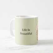 Witte tulpen in een mand koffiemok (Voorkant links)