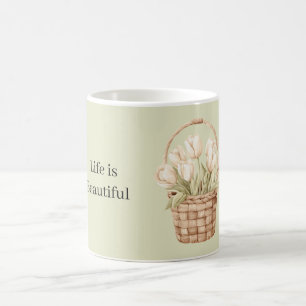Witte tulpen in een mand koffiemok
