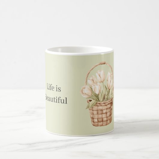 Witte tulpen in een mand koffiemok (Center)