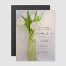 Witte tulpen in melkfles magnetische uitnodiging
