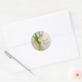 Witte tulpen in melkfles ronde sticker