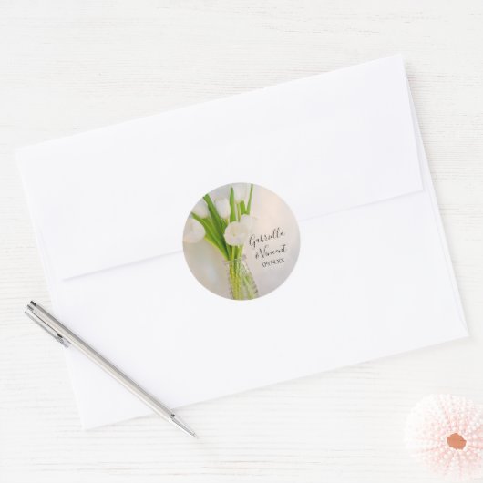 Witte tulpen in melkfles ronde sticker (Envelop)