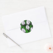Witte tulpen met groene bladeren ronde sticker (Envelop)