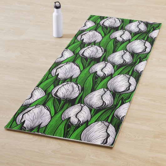 Witte tulpen met groene bladeren yogamat (In situ)