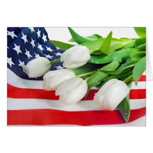 witte tulpen onder Amerikaanse vlag