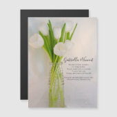 Witte Tulpen op bottelbruiloft Save the Date Magnetische Uitnodiging (Voorkant / Achterkant)