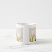 Witte tulpen tegen een witte achtergrond, espresso kop (Voorkant)
