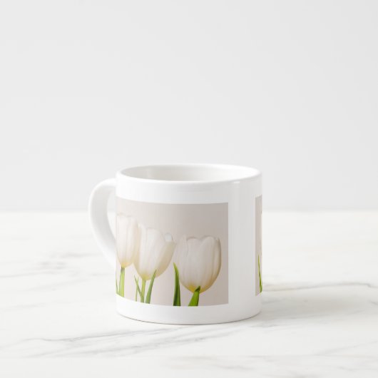 Witte tulpen tegen een witte achtergrond, espresso kop (Links)