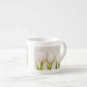 Witte tulpen tegen een witte achtergrond, espresso kop (Voorkant rechts)