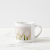 Witte tulpen tegen een witte achtergrond, espresso kop (Rechts)