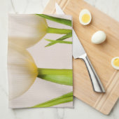 Witte tulpen tegen een witte achtergrond, theedoek (Quarter Fold)
