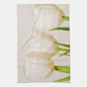 Witte tulpen tegen een witte achtergrond, theedoek (Verticaal)