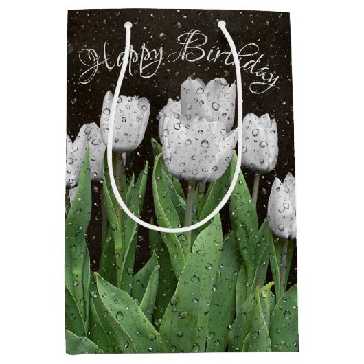 Witte Tulpen van afgelopen dag met regendruppels Medium Cadeauzakje (Voorkant)