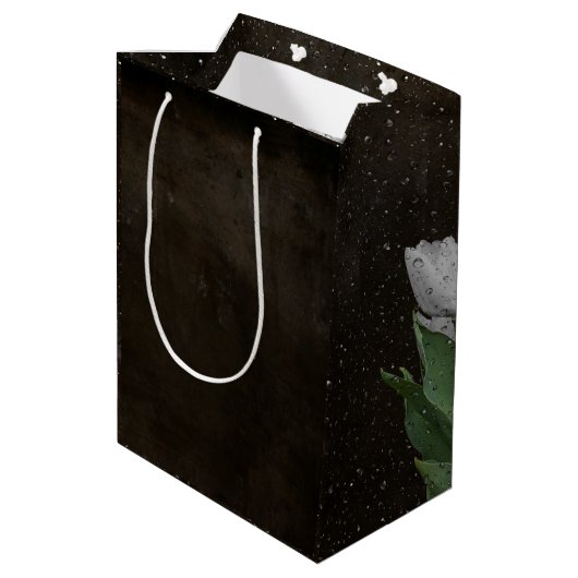Witte Tulpen van afgelopen dag met regendruppels Medium Cadeauzakje (Achterkant Gekanteld)