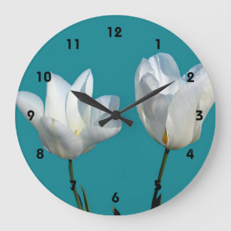 witte tulpenbloemen op aqua blauwe achtergrond grote klok