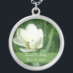 Witte Tulpventilator Ketting<br><div class="desc">Dit is een witte tulp. Het maakt een geweldig cadeau voor een geliefde. De namen en de Datum kunnen in uw worden veranderd. Voer ze in de tekstvakken rechts in.</div>