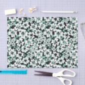 Witte, turkooisbloemen op zwart. tissuepapier (Craft)