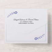 Witte typografie en kleine bloemen periwinkle blue all in one uitnodiging (Achterkant)
