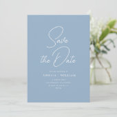 witte typografie stoffige blauwe bruiloft save the date (Staand voorkant)