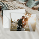 Witte Typografie Trouwfoto Dank u kaart<br><div class="desc">Een dubbelzijdige bedankkaart met een prachtig afbeelding van de nieuwe bruiloften. Voeg een persoonlijk bedankbericht en je eigen trouwfoto toe.</div>