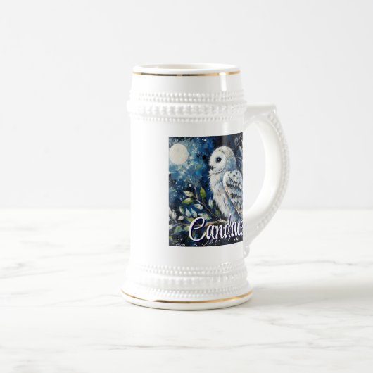 Witte uil op tak in maanlicht gepersonaliseerd bierpul (Voorkant rechts)