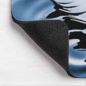 Witte veer drijvend op blauw water muismat (Hoek)