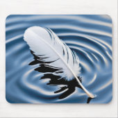 Witte veer drijvend op blauw water muismat (Voorkant)