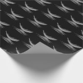 Witte veer drijvend op zwart water cadeaupapier (Hoek)