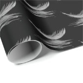 Witte veer drijvend op zwart water cadeaupapier (Rol Hoek)