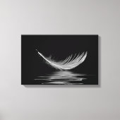 Witte veer drijvend op zwart water canvas afdruk (Voorkant)