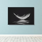 witte veer drijvend op zwart water canvas afdruk (Insitu (Houten vloer))