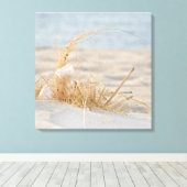 Witte veer in strandgras canvas afdruk (Insitu (Houten vloer))