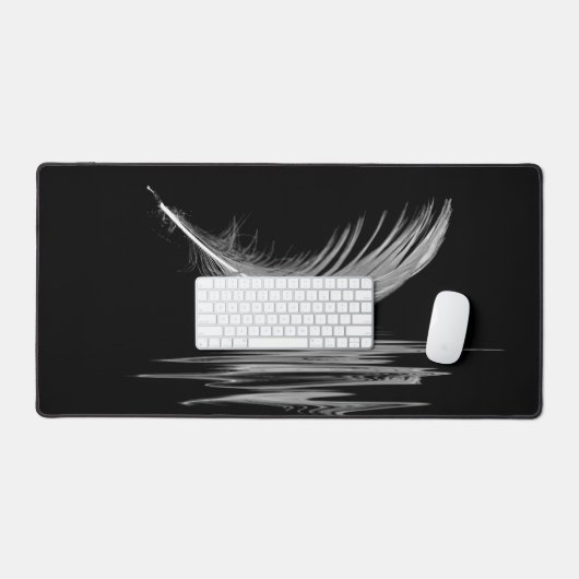 Witte veer met waterreflectie bureaumat (Keyboard & Muis)